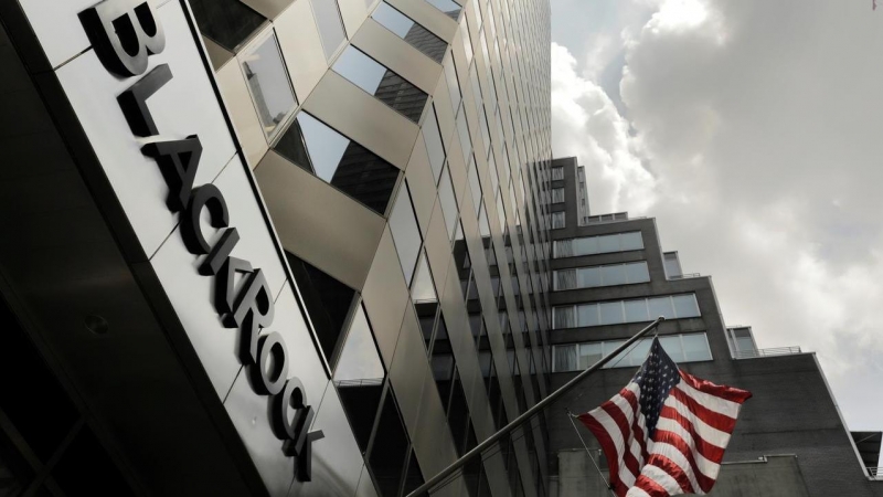 El logo de la gestora de fondos estadounidense BlackRock, en la entrada de su sede en Nueva York (EEUU). REUTERS/Lucas Jackson