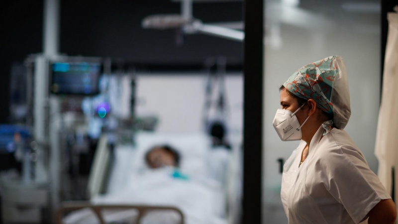 Una enfermera se prepara para atender a un paciente de covid en un hospital cercano a París, Francia.