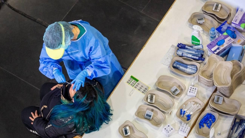 Personal sanitario realiza test de antígenos en el Palacio de Congresos Riojaforum de Logroño.