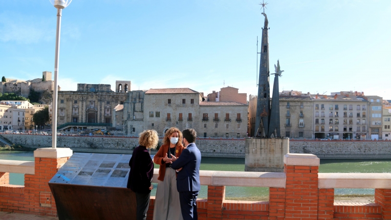 El vicepresident Pere Aragonès, la consellera de Justícia Ester Capella i l'alcaldessa de Tortosa,Meritxell Roigé, davant del monument franquista des del passeig de l'Ebre.