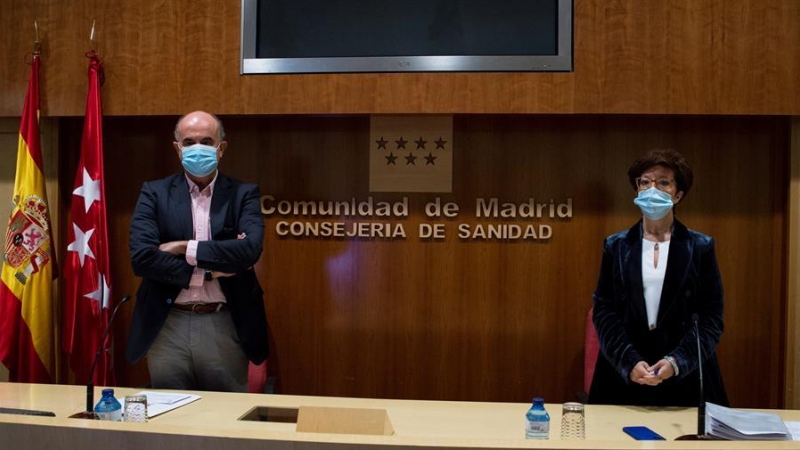 El viceconsejero de Salud Pública y Plan COVID-19 de la Comunidad de Madrid, Antonio Zapatero, junto a la directora general de Salud Pública, Elena Andradas.