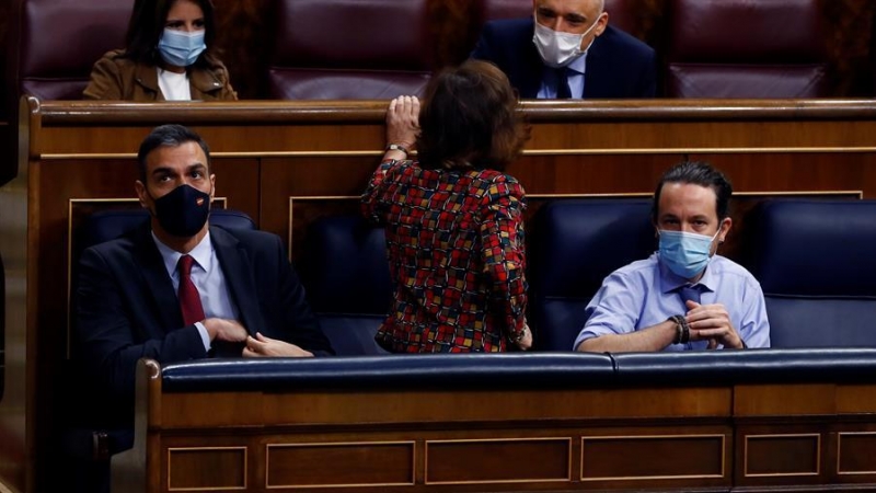 11/11/2020.- El presidente del Gobierno, Pedro Sánchez, y los vicepresidentes primera, Carmen Calvo y segundo, Pablo Iglesias, al inicio del Pleno del Congreso que debate este miércoles el proyecto de ley de presupuestos generales del Estado para 2021 que