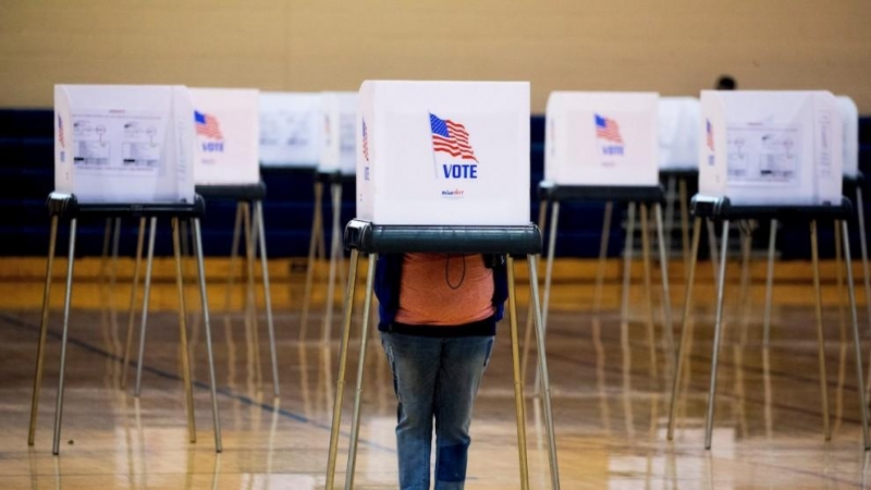 Una persona ejerce su derecho al voto anticipado, este lunes en un colegio electoral de Bowie, Maryland (Estados Unidos).