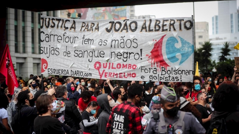 Cientos de personas protestan hoy contra el racismo tras el asesinato de Joao Silveira, frente al Museo de Arte de Sao Paulo (Brasil).