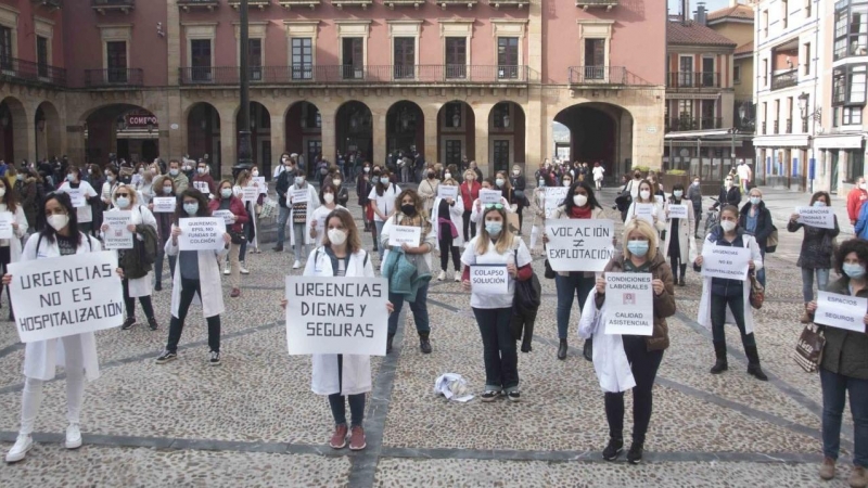 Concentración de trabajadores sanitarios frente al hospital de Gijón Cabueñes.