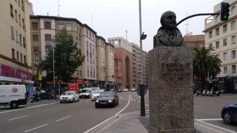 : El busto de Miguel Allué Salvador, presidente de la Diputación de Zaragoza desde un mes después de empezar la guerra civil hasta un año después de terminar, sigue en la avenida Goya de la capital aragonesa