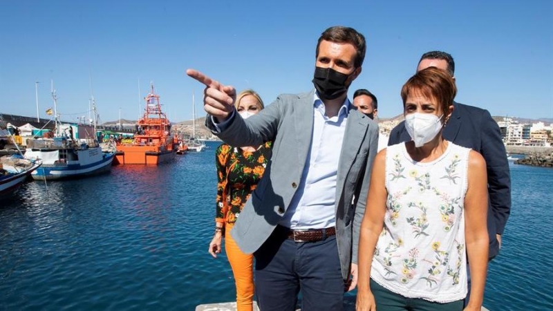 El presidente del Partido Popular, Pablo Casado, que este sábado se ha acercado el muelle de Arguineguín, donde hay 860 inmigrantes, ha acusado al Gobierno español del colapso migratorio que se produce en Canarias, y ha criticado que se pase 'del Open Arm