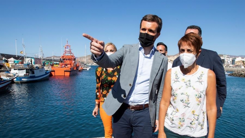 El presidente del Partido Popular, Pablo Casado, que este sábado se ha acercado el muelle de Arguineguín, donde hay 860 inmigrantes, ha acusado al Gobierno español del colapso migratorio que se produce en Canarias, y ha criticado que se pase 'del Open Arm