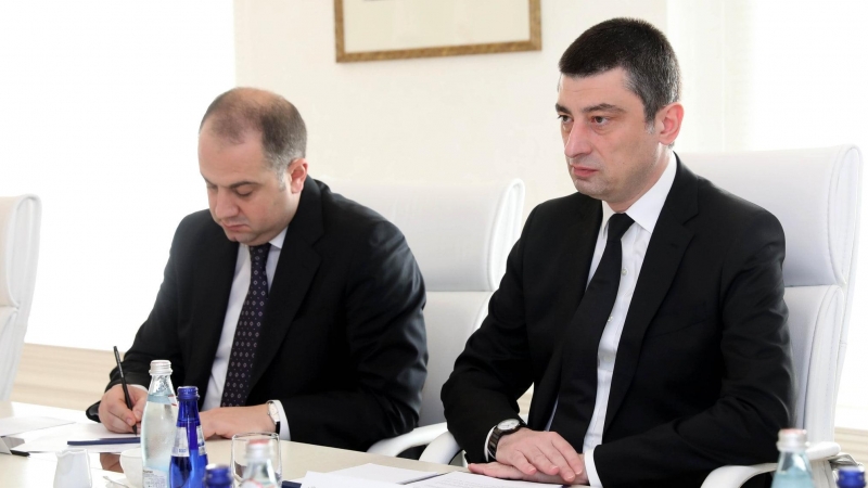 El primer ministro de Georgia (derecha) en una reunión con su equipo de Gobierno.