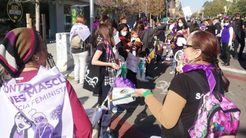 Imagen de la cadena humana de mujeres desplegada.