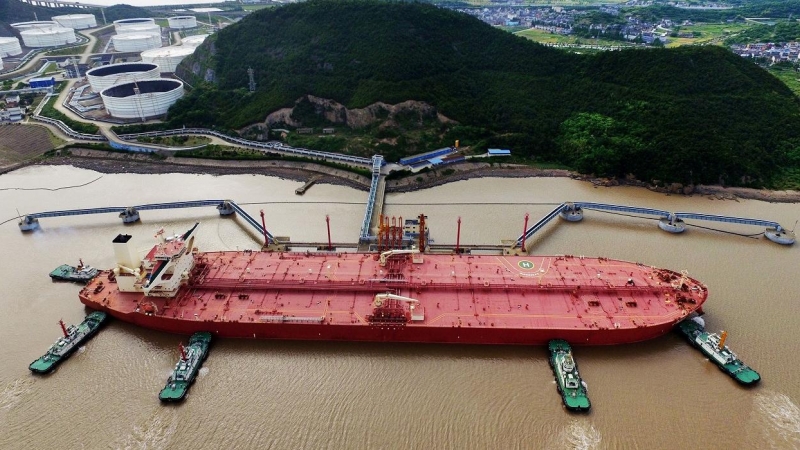 Un petrolero VLCC, en una terminal de crudo en el puerto de Ningbo Zhoushan, en la provincia china de Zhejiang. REUTERS / Stringer