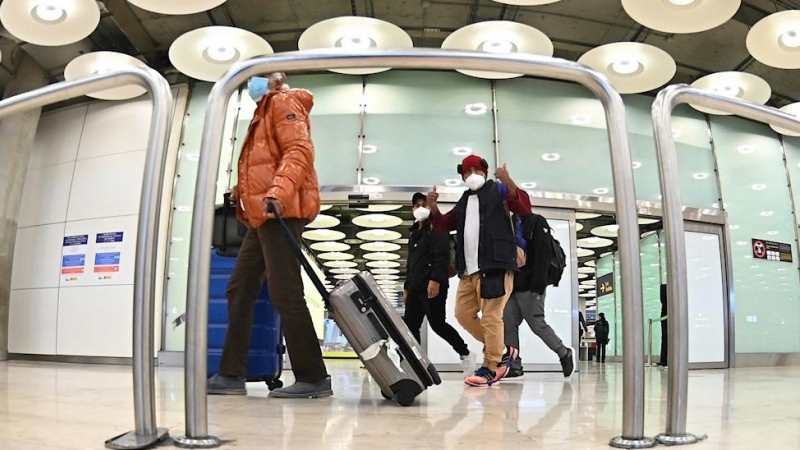 Pasajeros caminan por el aeropuerto Adolfo Suárez-Barajas en Madrid donde comienza la exigencia de pruebas PCR para pasajeros de vuelos de fuera de España.