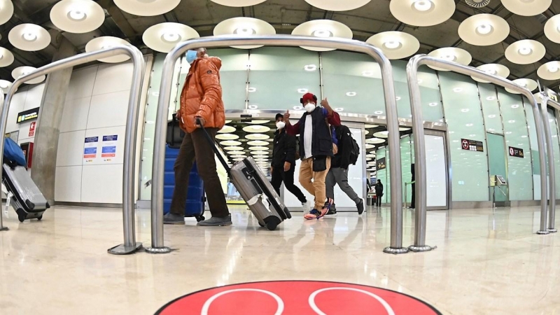 Pasajeros caminan por el aeropuerto Adolfo Suárez-Barajas en Madrid donde comienza la exigencia de pruebas PCR para pasajeros de vuelos de fuera de España.