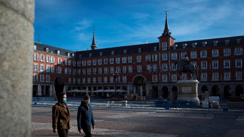 Vista de la Plaza Mayor de Madrid sin turistas ni apenas madrileños.