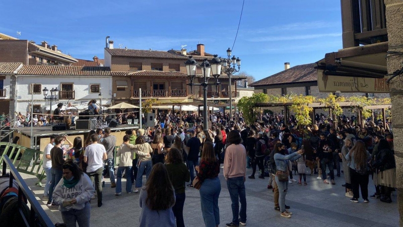 Concierto multitudinario en la plaza de Manzanares El Real.