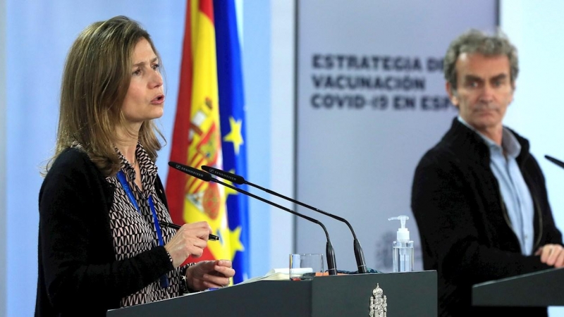 El director del Centro de Coordinación de Alertas y Emergencias Sanitarias (CCAES), Fernando Simón, y la directora de la Agencia Española del Medicamento, María Jesús Lamas, durante la rueda de prensa ofrecida este lunes en el Palacio de la Moncloa tras l