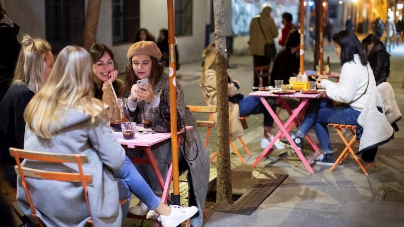 Varias personas conversan en la terraza de un bar de Barcelona, este lunes en el que se ha iniciado la fase 1 de la desescalada en Cataluña con la reapertura, limitada en horario y aforo, de bares, restaurantes, deporte y cultura.