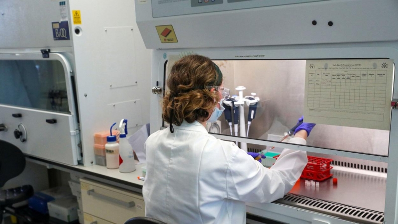Una científica trabaja en el laboratorio de las instalaciones del Oxford Vaccine Group.