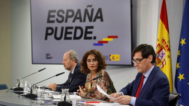 La ministra portavoz, María Jesús Montero (c), el ministro de Sanidad, Salvador Illa (d), y el ministro de Justicia, Juan Carlos Campo, comparecen en la rueda de prensa posterior al Consejo de Ministros este martes en Madrid.