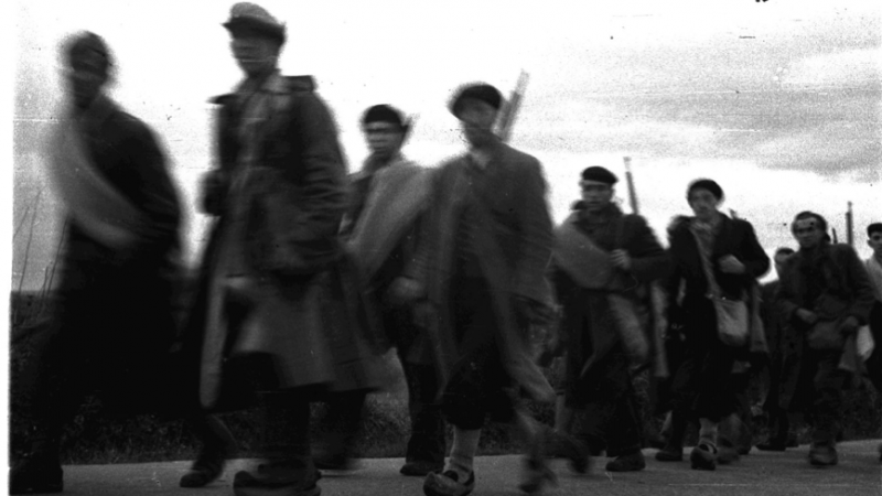 Columna de milicianos dirigiéndose al frente.