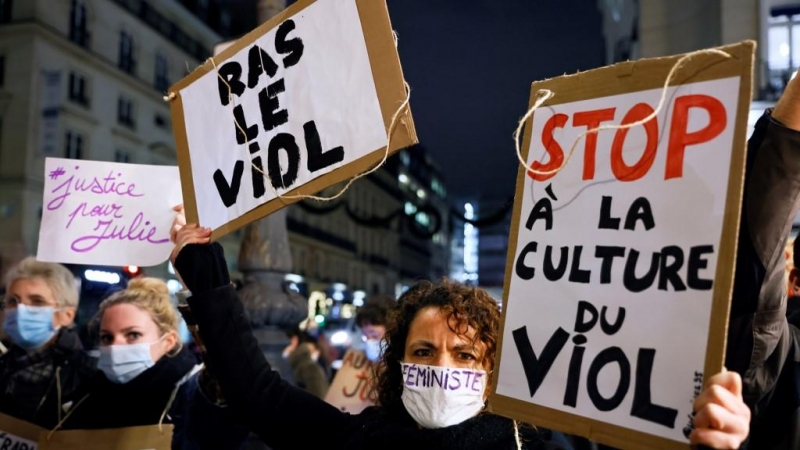 Manifestantes sostienen carteles, incluido uno que decía 'Alto a la cultura de la violación' el 18 de noviembre de 2020, en París, durante una manifestación.