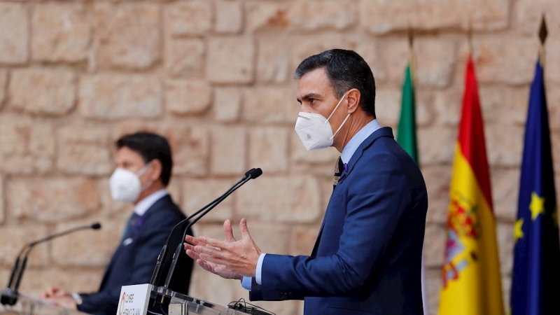 El presidente del Gobierno, Pedro Sánchez, y su homólogo italiano Giuseppe Conte, comparecen ante los medios en el marco de la XIX Cumbre bilateral de España e Italia, celebrada este miércoles en el Palacio de la Almudaina en Palma de Mallorca.