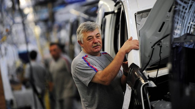 Un operario trabaja en la cadena de montaje de la fábrica de PSA de Vigo.