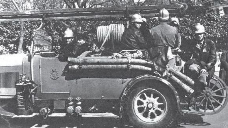 Bomberos republicanos en un coche Delahaye en 1937.