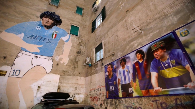Un mural de la leyenda del fútbol argentino Diego Maradona se ve en el Barrio Español de Nápoles.