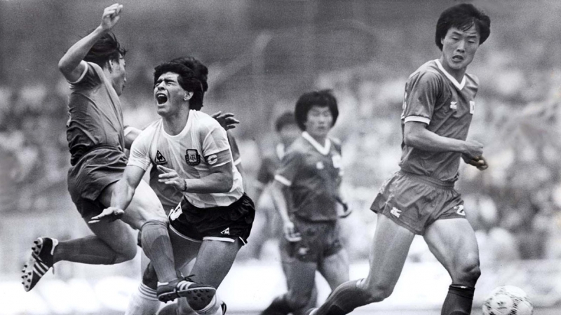 El argentino Diego Maradona (centro) recibe una falta del surcoreano Kim Young-se (izq.) Durante su partido de la primera ronda de la Copa del Mundo en la Ciudad de México en esta foto de archivo del 2 de junio de 1986.