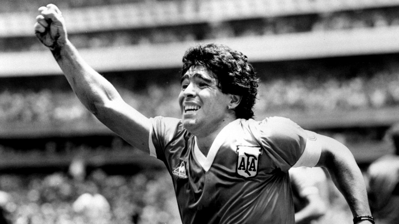 164 / 5000 Resultados de traducción El astro argentino Diego Maradona levanta el brazo en el aire después de anotar su gol de la victoria contra Inglaterra en la semifinal de la Copa del Mundo en México, el 22 de junio de 1986.