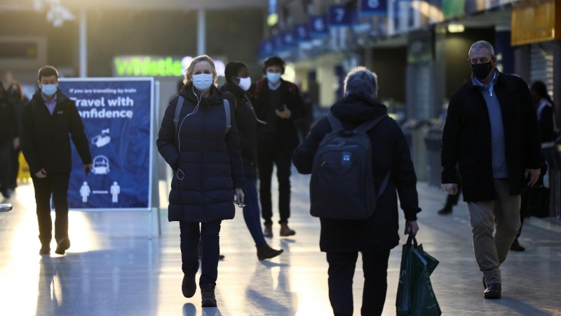 Varias personas caminan por la estación de Waterloo en Londres, Reino Unido