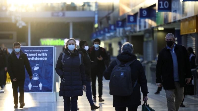 Varias personas caminan por la estación de Waterloo en Londres, Reino Unido