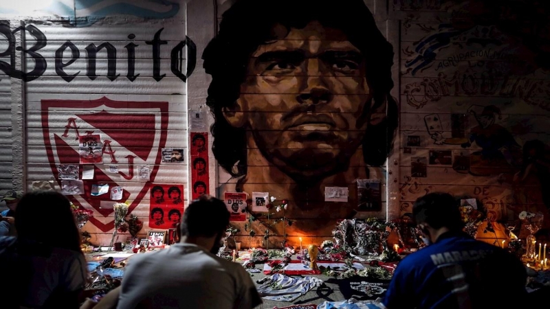 Aficionados se reúnen para homenajear a Diego Armando Maradona en el Estadio del Club Argentinos Juniors, en Buenos Aires (Argentina).