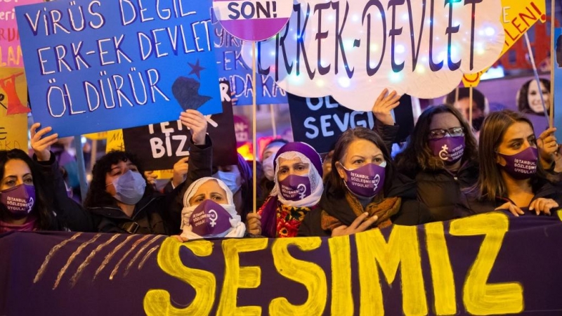 Manifestantes con mascarilla asisten a una manifestación en el Día Internacional para la Eliminación de la Violencia contra la Mujer en Estambul el 25 de noviembre de 2020.