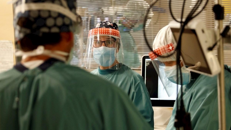 25/11/2020.- Varios profesionales sanitarios trabajan en la UCI del Hospital Vall d'Hebron de Barcelona.