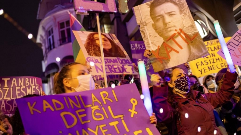 Las mujeres gritan y sostienen carteles durante una manifestación con motivo del Día Internacional para la Eliminación de la Violencia contra la Mujer en Estambul.