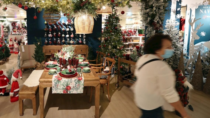 Una mesa de navidad montada para seis personas.