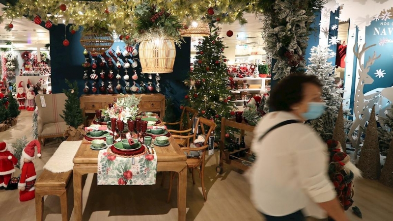 Una mesa de navidad montada para seis personas.