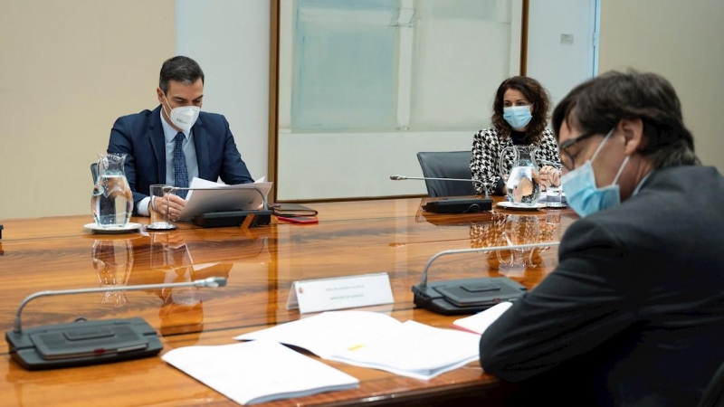 26/11/2020.-.-El presidente del gobierno Pedro Sánchez, y el ministro de Sanidad Salvador Illa, durante la reunión este jueves del Comité de seguimiento del coronavirus.