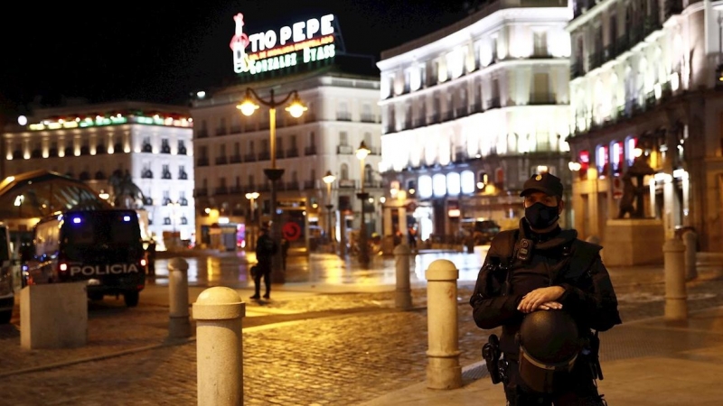 Miembros de la Policía Nacional en la madrileña Puerta del Sol, en una imagen de archivo.