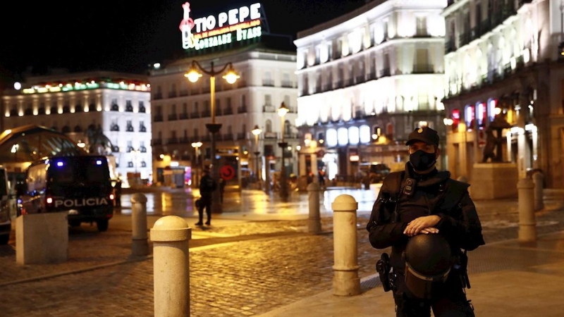 Miembros de la Policía Nacional en la madrileña Puerta del Sol, en una imagen de archivo.