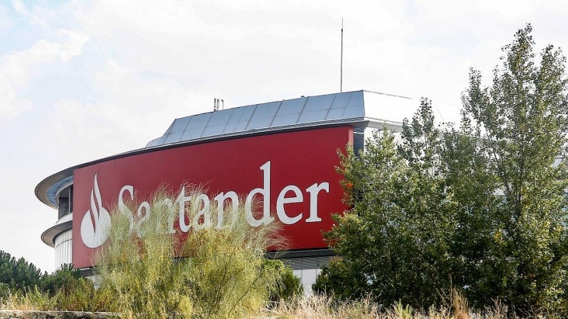 Cartel del Banco Santander en uno de los edificios de la Ciudad Financiera del grupo, en la localidad madrileña de Boadilla del Monte. E.P./Ricardo Rubio