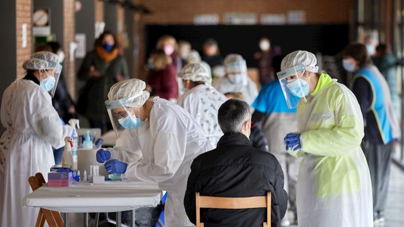 Sanitarios realizan PCR en la ciudad de Banyoles en la provincia de Girona.