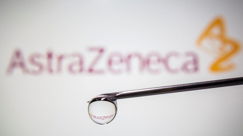 El nombre de la farmacéutica Astrazeneca se refleja en una gota de una jeringuilla