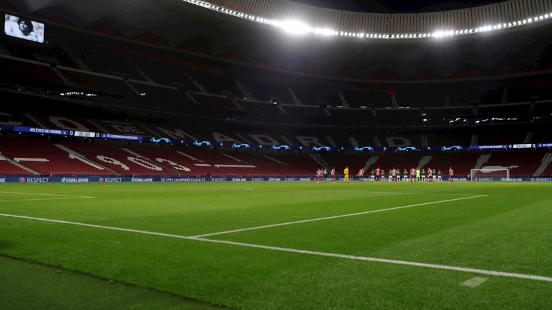 Imagen de un partido de la fase de grupos de la Liga de Campeones sin público en el estadio Wanda Metropolitano de Madrid.