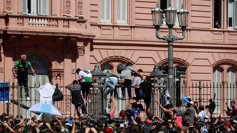 Seguidores de Diego Armando Maradona tratan de acceder a la capilla funeraria donde se encontraban los restos del exfutbolista.