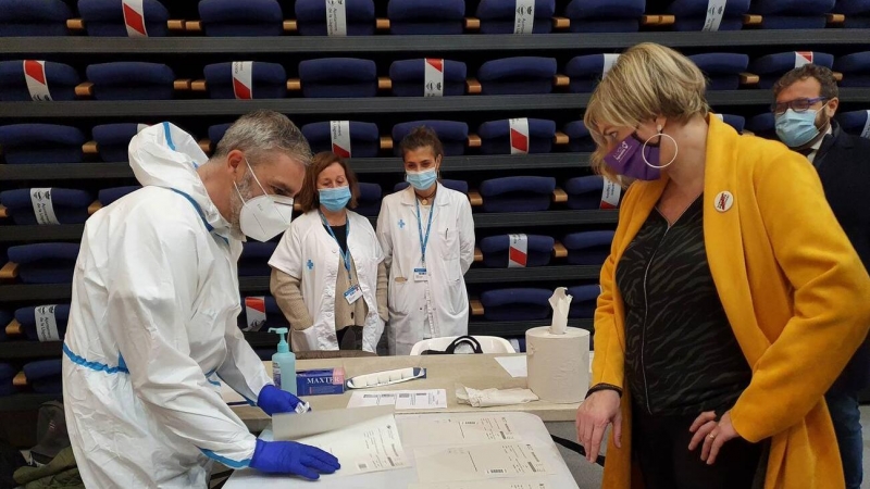 La consellera de Salut, Alba Vergés, en la visita al punt de proves per frenar l'expansió del coronavirus a la Llagosta.