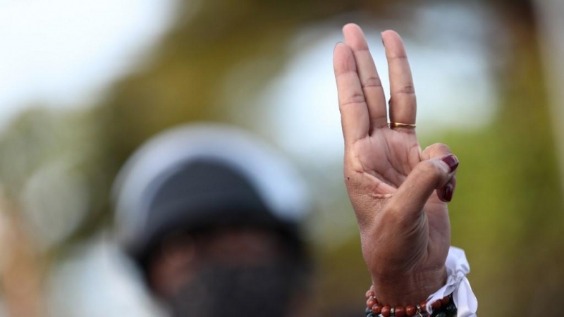 Un manifestante a favor de la democracia saluda con tres dedos durante una manifestación antigubernamental.