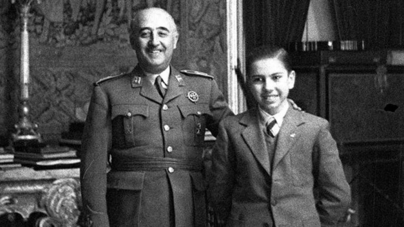 Francisco Franco junto a Arturo 'Arturito' Pomar, joven prodigio del ajedrez en España.